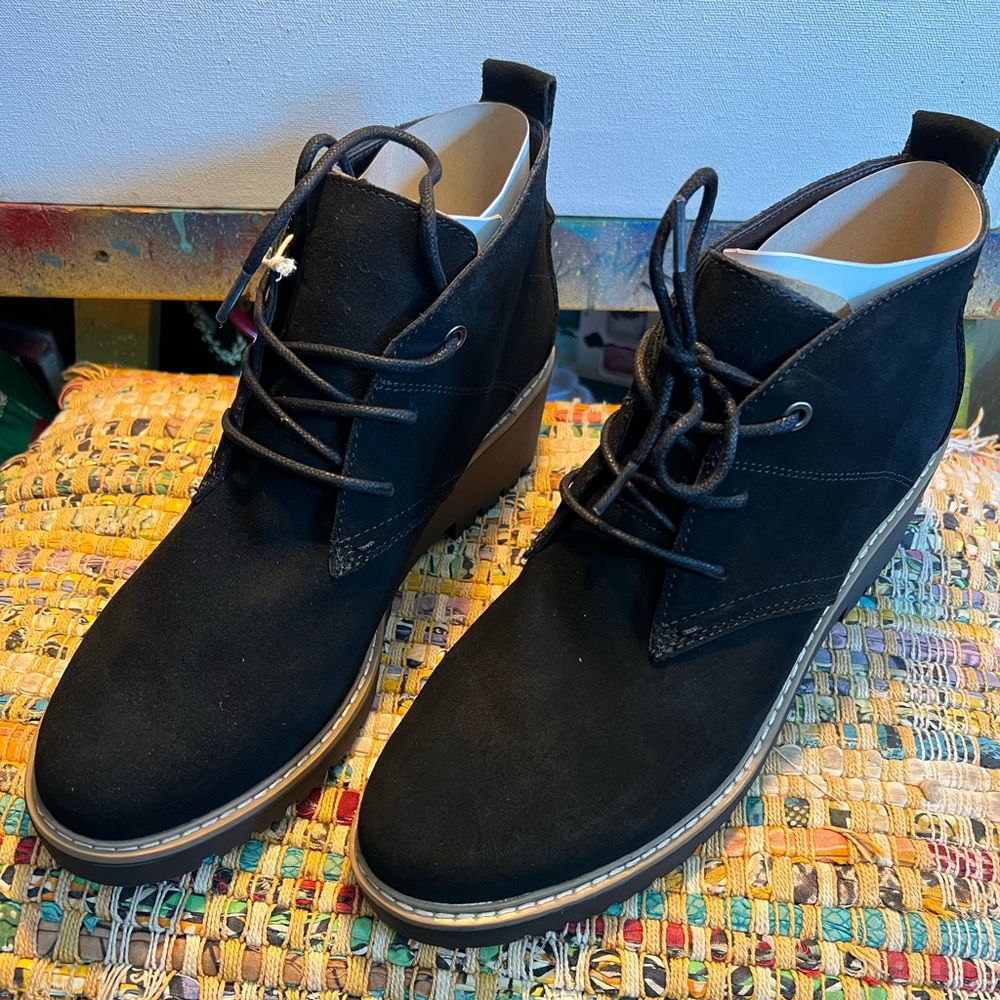 White Mountain Black Chukka Boots